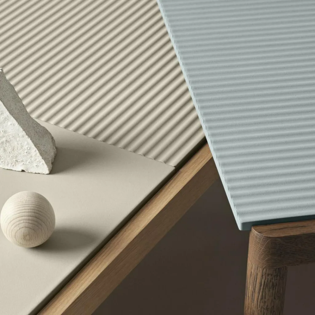 Beistelltische^Muuto Couple Couchtisch 120x84x35 cm gewellt