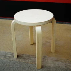 Hocker^Artek E60 Hocker Gestell klar lackiert