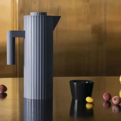 Kannen & Karaffen^Alessi Plissé Isolierkanne 1L