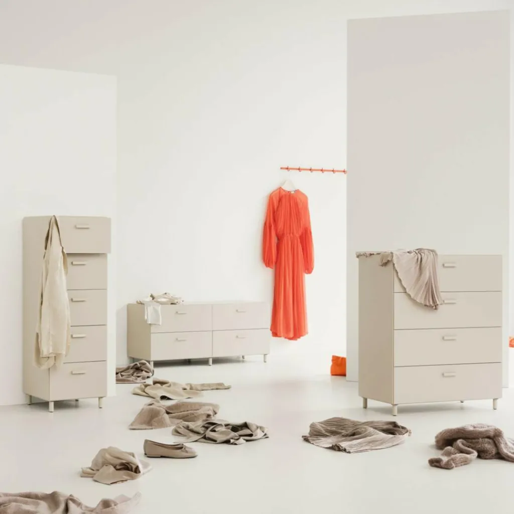 Schränke|Kommoden^String Relief Kommode breit mit Beinen 82x92,2cm