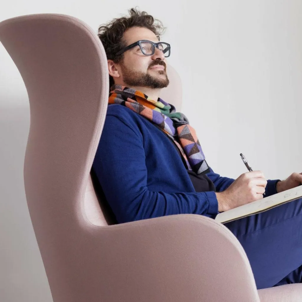 Fritz Hansen Ro™ JH1 Ohrensessel Stoff Füße aus Aluminium| Sessel