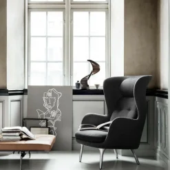 Fritz Hansen Ro™ JH1 Ohrensessel Stoff Füße aus Aluminium| Sessel