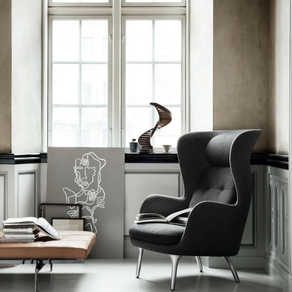 Fritz Hansen Ro™ JH1 Ohrensessel Stoff Füße aus Aluminium| Sessel