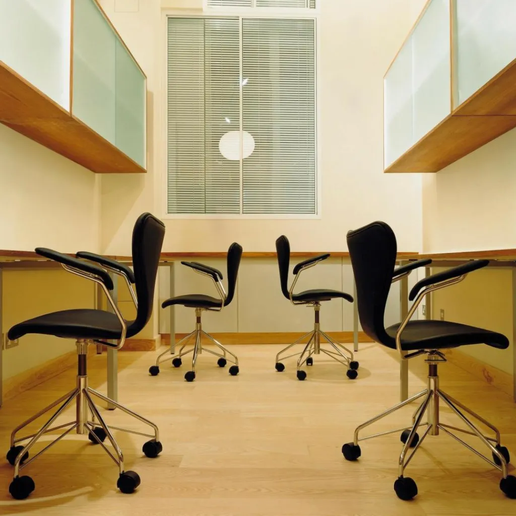 Fritz Hansen Serie 7™ Dreharmlehnstuhl / Bürostuhl| Bürostühle