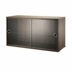 Regale^String System Vitrinenschrank mit Schiebtüren