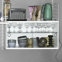 Regale^String System Vitrinenschrank mit Schiebtüren