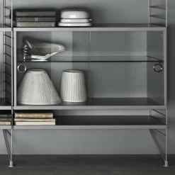 Regale^String System Vitrinenschrank mit Schiebtüren
