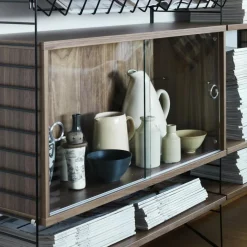 Regale^String System Vitrinenschrank mit Schiebtüren