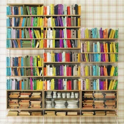 Regale^String System Vitrinenschrank mit Schiebtüren