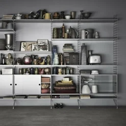 Regale^String System Vitrinenschrank mit Schiebtüren